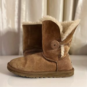 UGG Bailey Button II Boots Size 6 (MISSING BUTTON)